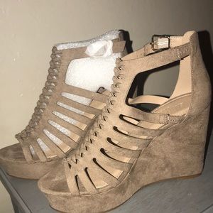 Wedge shoes, in Taupe color.